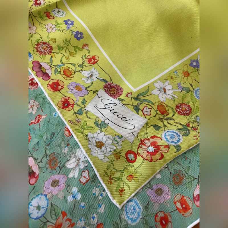 Gucci互扣式雙G花卉雙面異色印花桑蠶絲斜紋方巾 尺寸：90x90cm 材質：