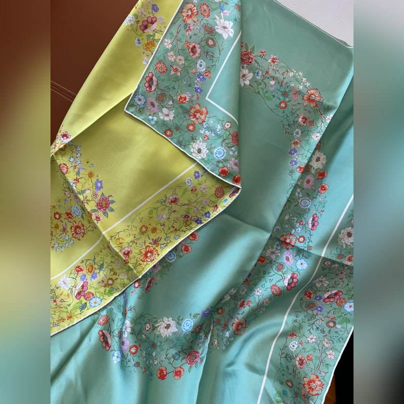 Gucci互扣式雙G花卉雙面異色印花桑蠶絲斜紋方巾 尺寸：90x90cm 材質：