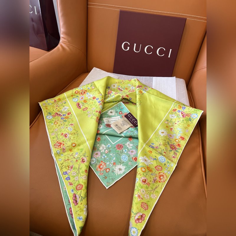 Gucci互扣式雙G花卉雙面異色印花桑蠶絲斜紋方巾 尺寸：90x90cm 材質：