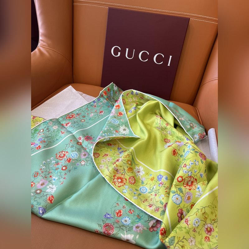 Gucci互扣式雙G花卉雙面異色印花桑蠶絲斜紋方巾 尺寸：90x90cm 材質：