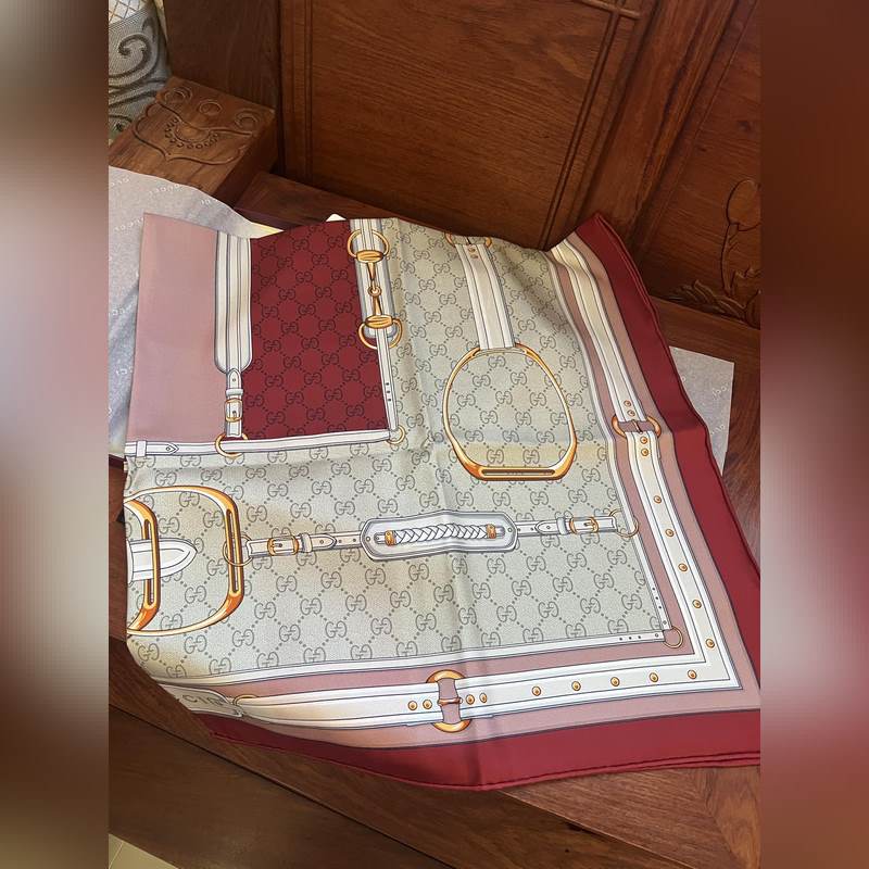 Gucci 25new 馬術(shù)銜扣 酒紅色和粉色 尺寸：90*90cm 材質(zhì)：1