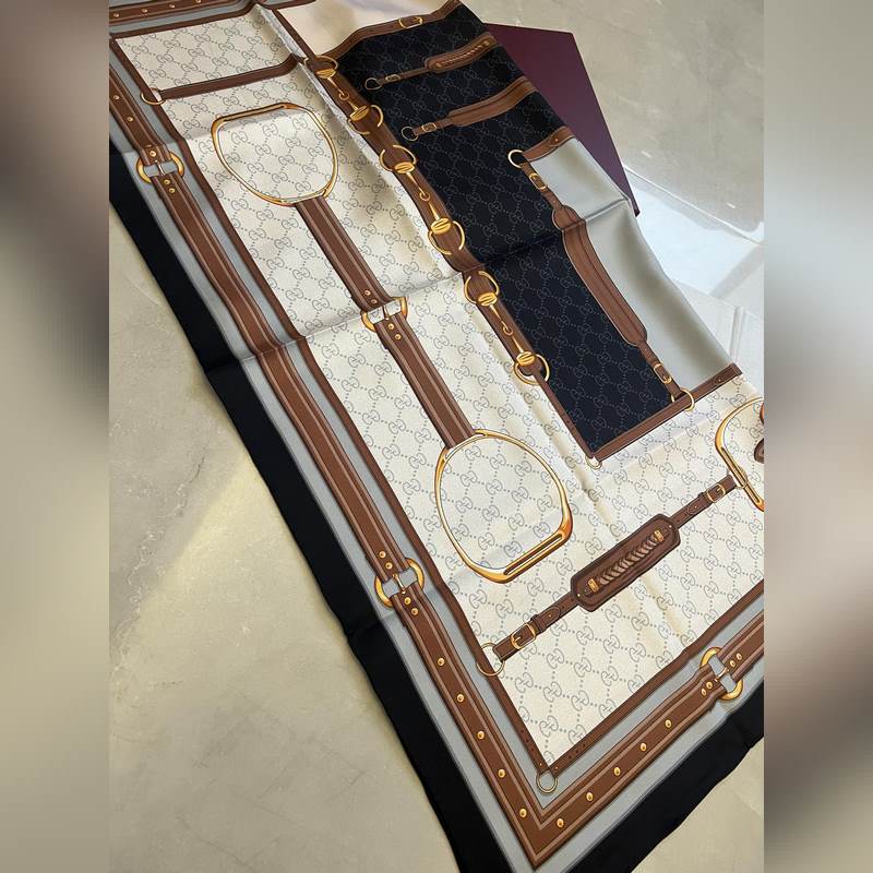 Gucci 25new 馬術銜扣 灰色和象牙白 尺寸：90*90cm 材質：1