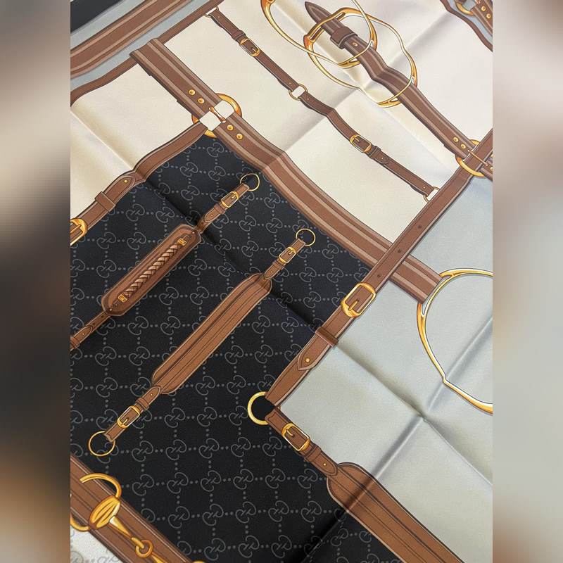 Gucci 25new 馬術銜扣 灰色和象牙白 尺寸：90*90cm 材質：1