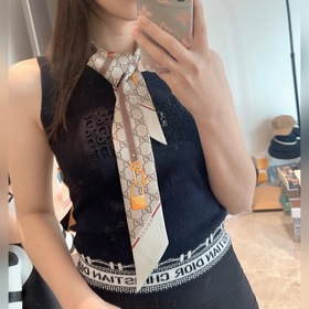 Gucci古馳twilly絲巾，皮帶金鎖 GG字母款式經(jīng)典，造型修長(zhǎng)，兩端尖角設(shè)