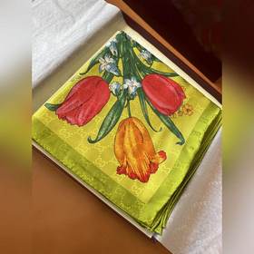 GG提花的織紋，配備經(jīng)典的Gucci Flora花卉印花，那是再好不過的搭配，跨