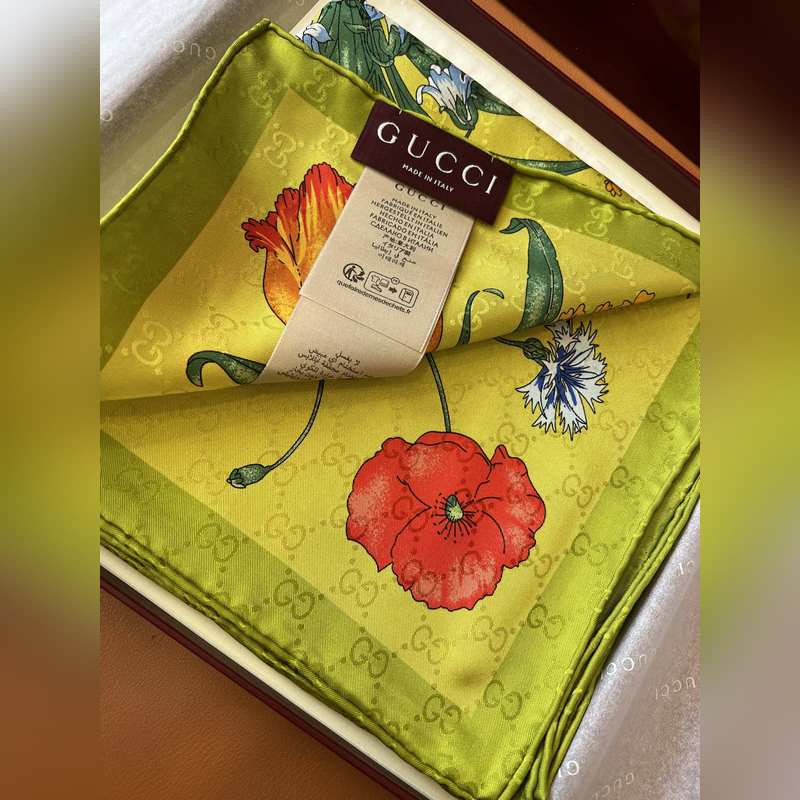 GG提花的織紋，配備經典的Gucci Flora花卉印花，那是再好不過的搭配，跨