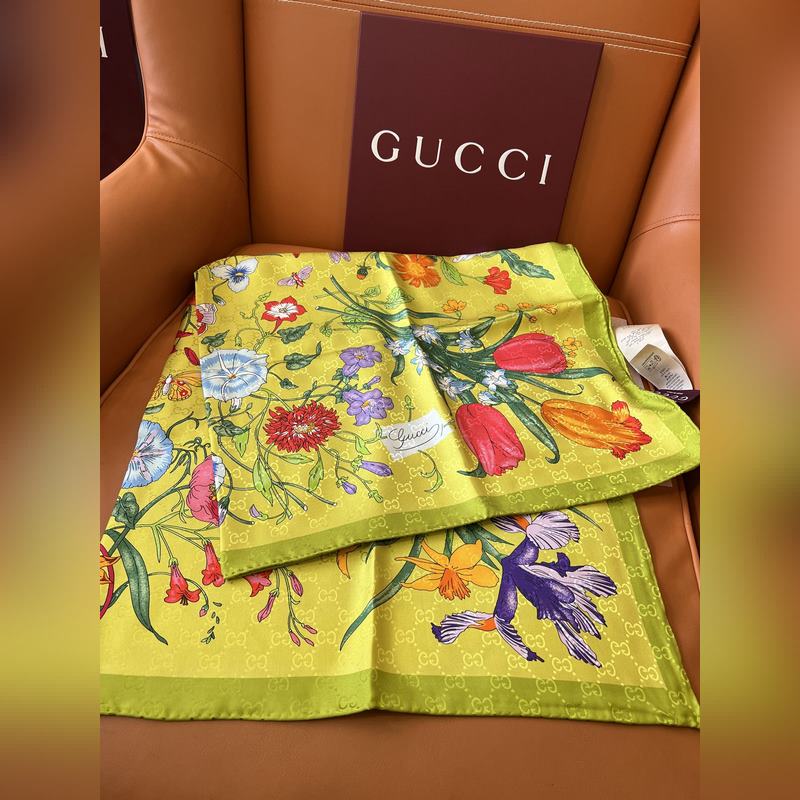 GG提花的織紋，配備經典的Gucci Flora花卉印花，那是再好不過的搭配，跨