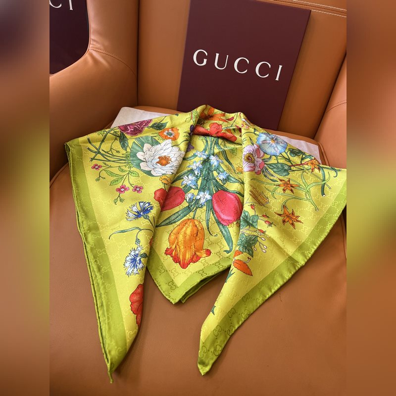 GG提花的織紋，配備經典的Gucci Flora花卉印花，那是再好不過的搭配，跨