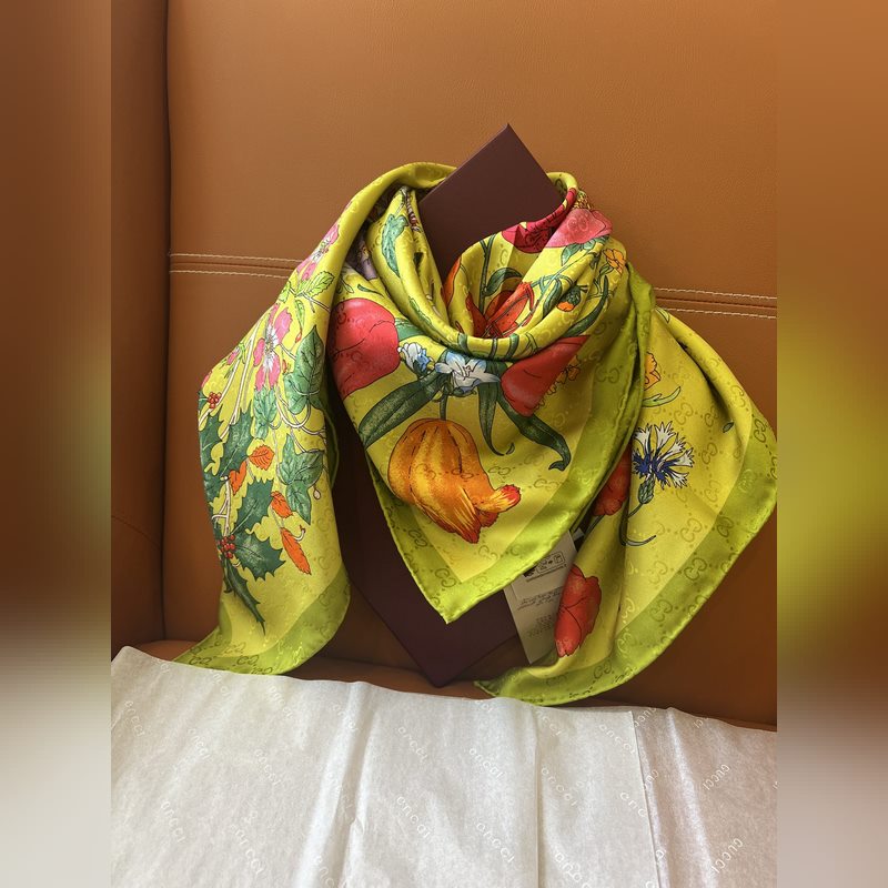 GG提花的織紋，配備經典的Gucci Flora花卉印花，那是再好不過的搭配，跨