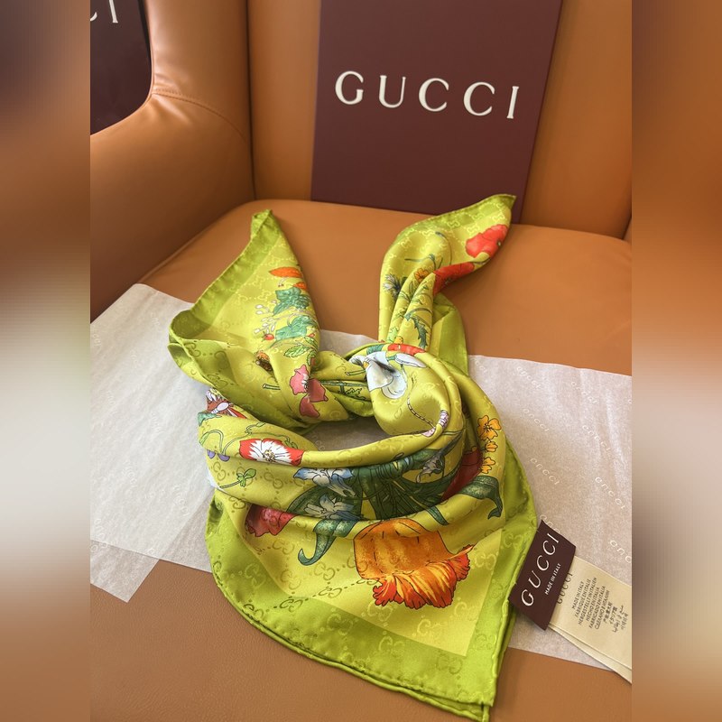 GG提花的織紋，配備經典的Gucci Flora花卉印花，那是再好不過的搭配，跨