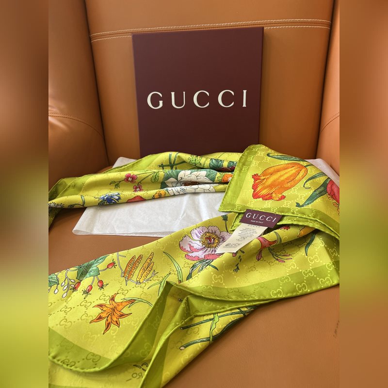 GG提花的織紋，配備經典的Gucci Flora花卉印花，那是再好不過的搭配，跨