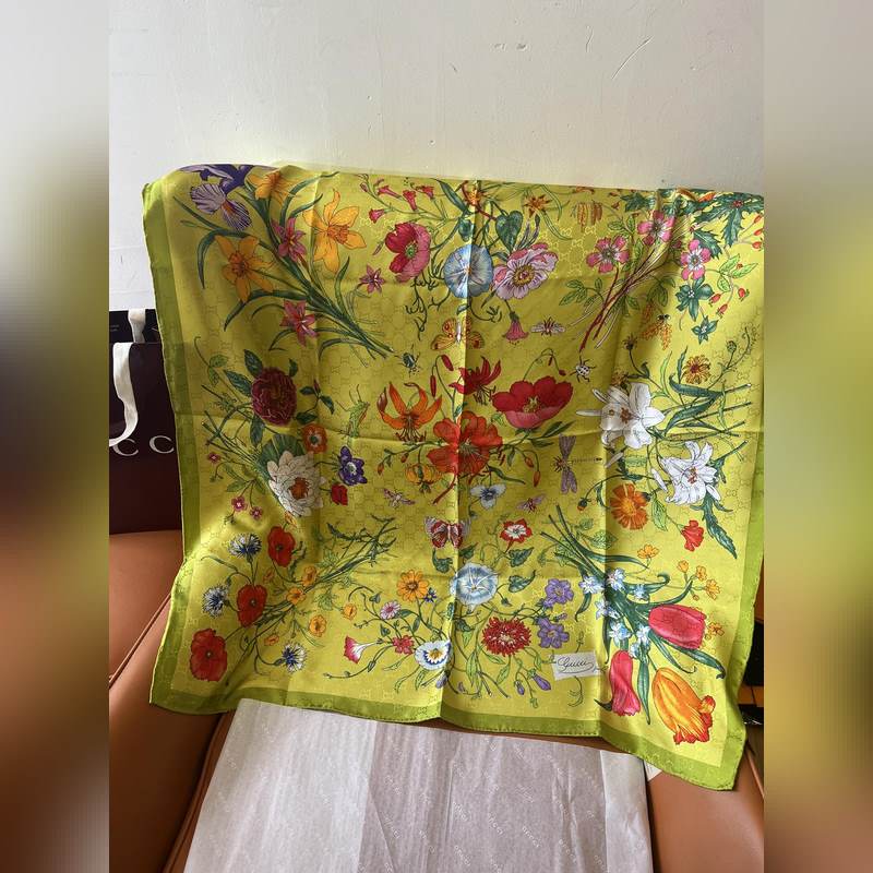 GG提花的織紋，配備經典的Gucci Flora花卉印花，那是再好不過的搭配，跨