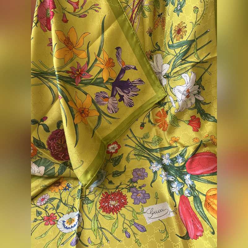GG提花的織紋，配備經典的Gucci Flora花卉印花，那是再好不過的搭配，跨