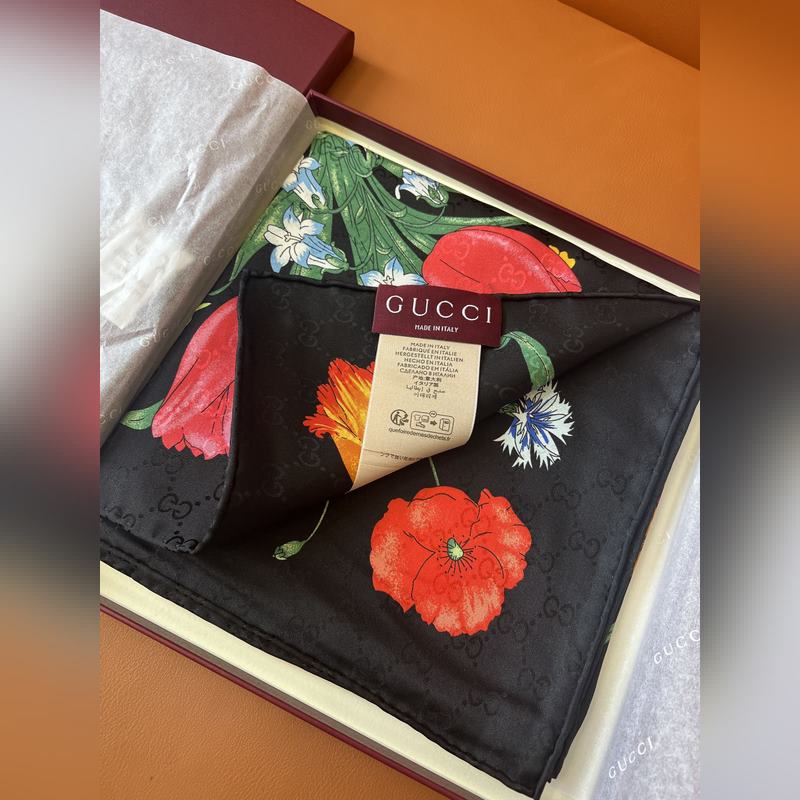 GG提花的織紋，配備經典的Gucci Flora花卉印花，那是再好不過的搭配，跨