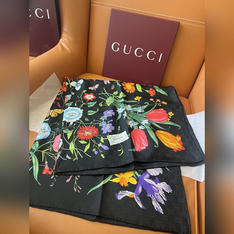 GG提花的織紋，配備經典的Gucci Flora花卉印花，那是再好不過的搭配，跨