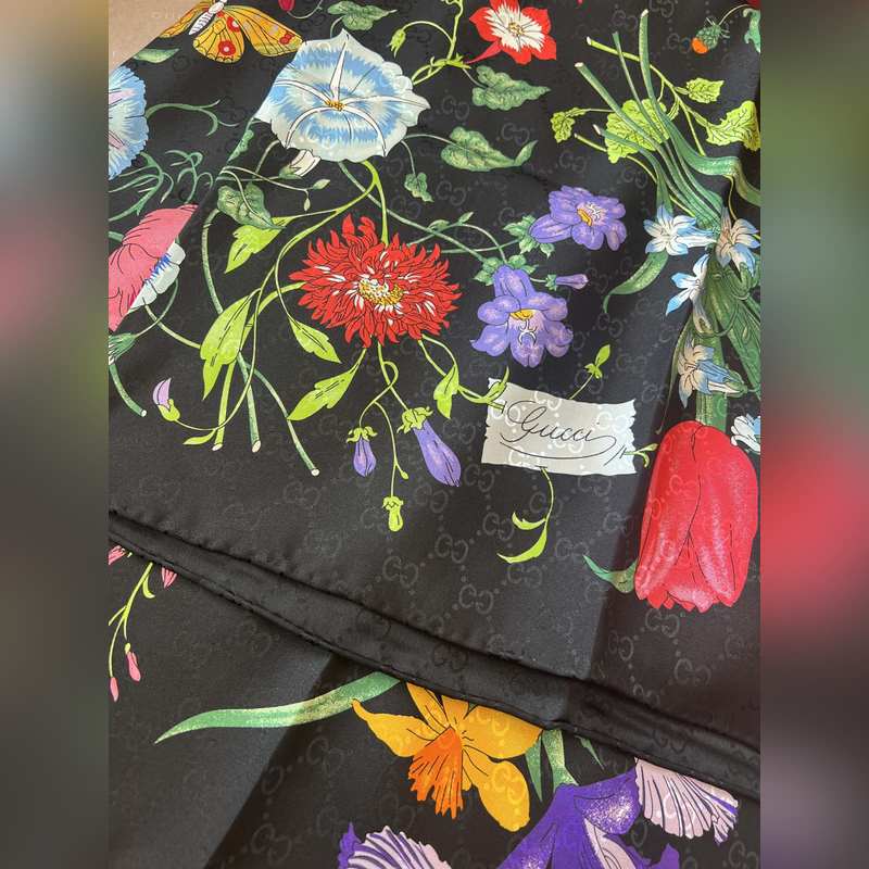 GG提花的織紋，配備經典的Gucci Flora花卉印花，那是再好不過的搭配，跨