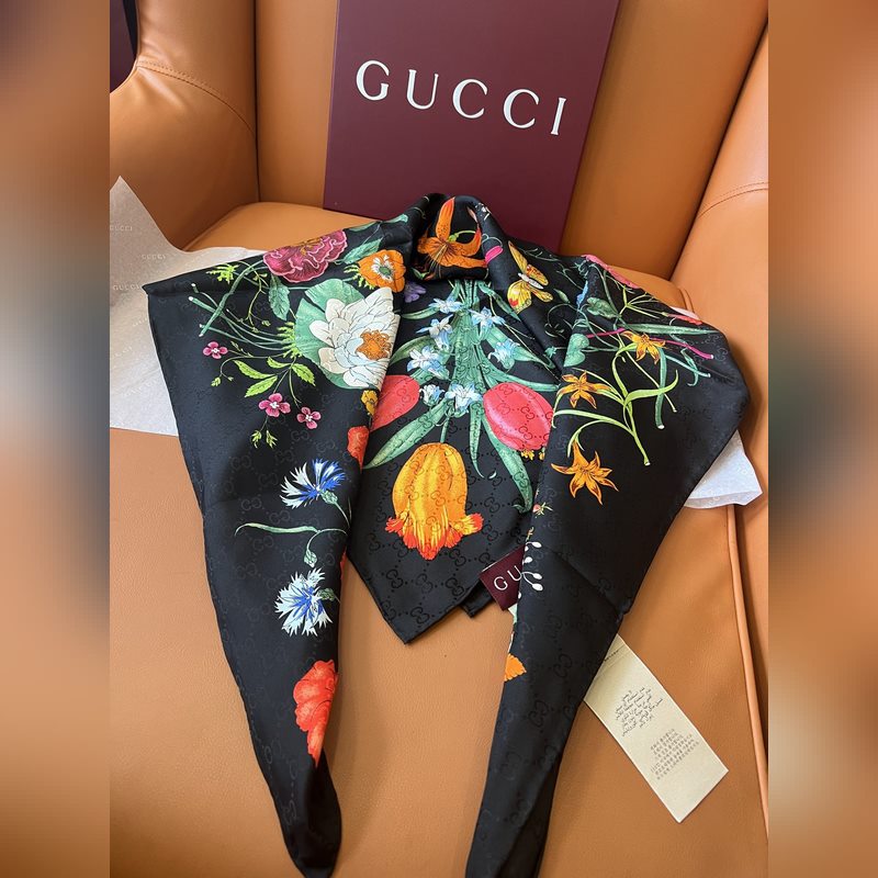 GG提花的織紋，配備經典的Gucci Flora花卉印花，那是再好不過的搭配，跨