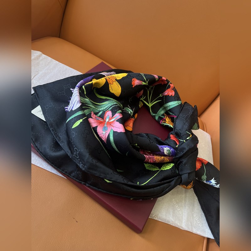 GG提花的織紋，配備經典的Gucci Flora花卉印花，那是再好不過的搭配，跨