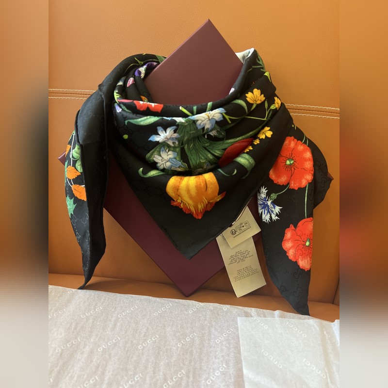 GG提花的織紋，配備經典的Gucci Flora花卉印花，那是再好不過的搭配，跨