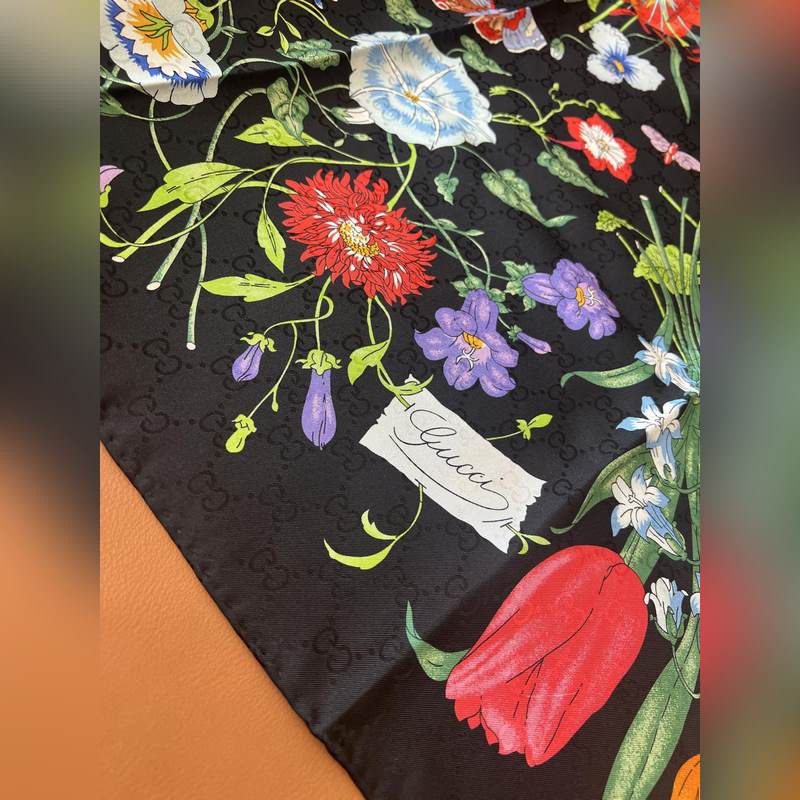 GG提花的織紋，配備經典的Gucci Flora花卉印花，那是再好不過的搭配，跨