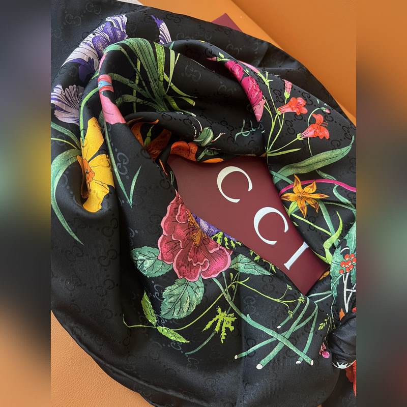 GG提花的織紋，配備經典的Gucci Flora花卉印花，那是再好不過的搭配，跨