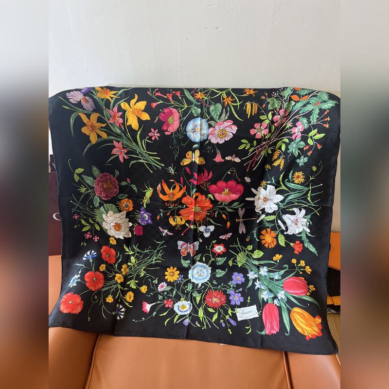 GG提花的織紋，配備經典的Gucci Flora花卉印花，那是再好不過的搭配，跨