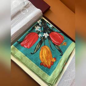 GG提花的織紋，配備經(jīng)典的Gucci Flora花卉印花，那是再好不過的搭配，跨