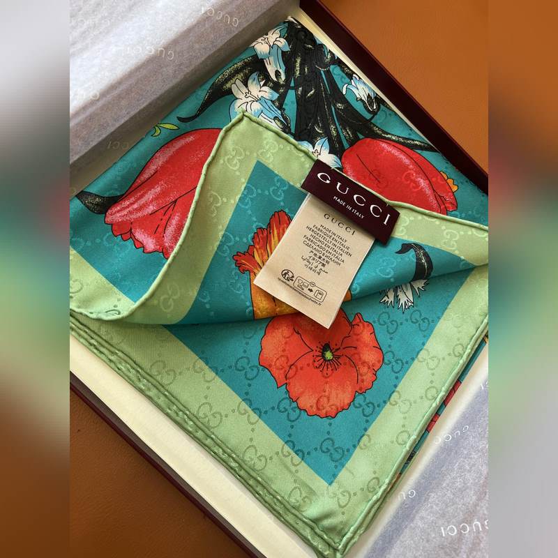 GG提花的織紋，配備經(jīng)典的Gucci Flora花卉印花，那是再好不過的搭配，跨