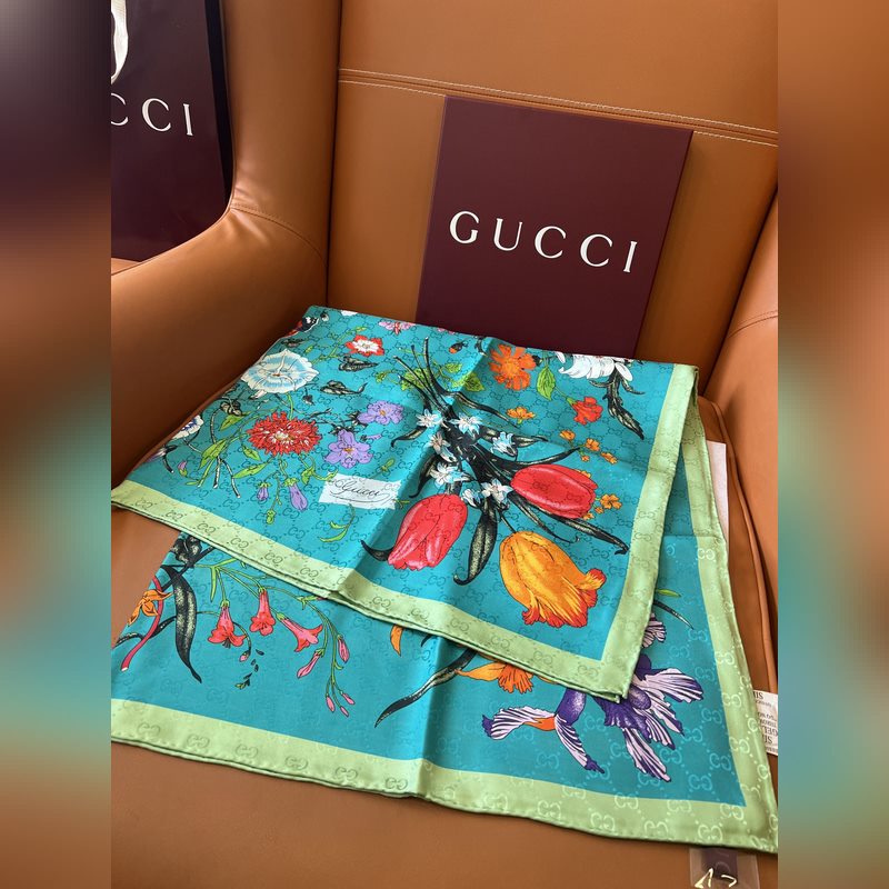 GG提花的織紋，配備經(jīng)典的Gucci Flora花卉印花，那是再好不過的搭配，跨