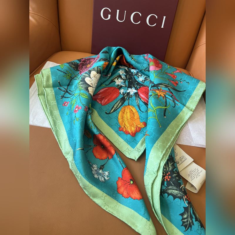 GG提花的織紋，配備經(jīng)典的Gucci Flora花卉印花，那是再好不過的搭配，跨