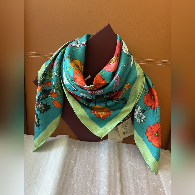 GG提花的織紋，配備經(jīng)典的Gucci Flora花卉印花，那是再好不過的搭配，跨