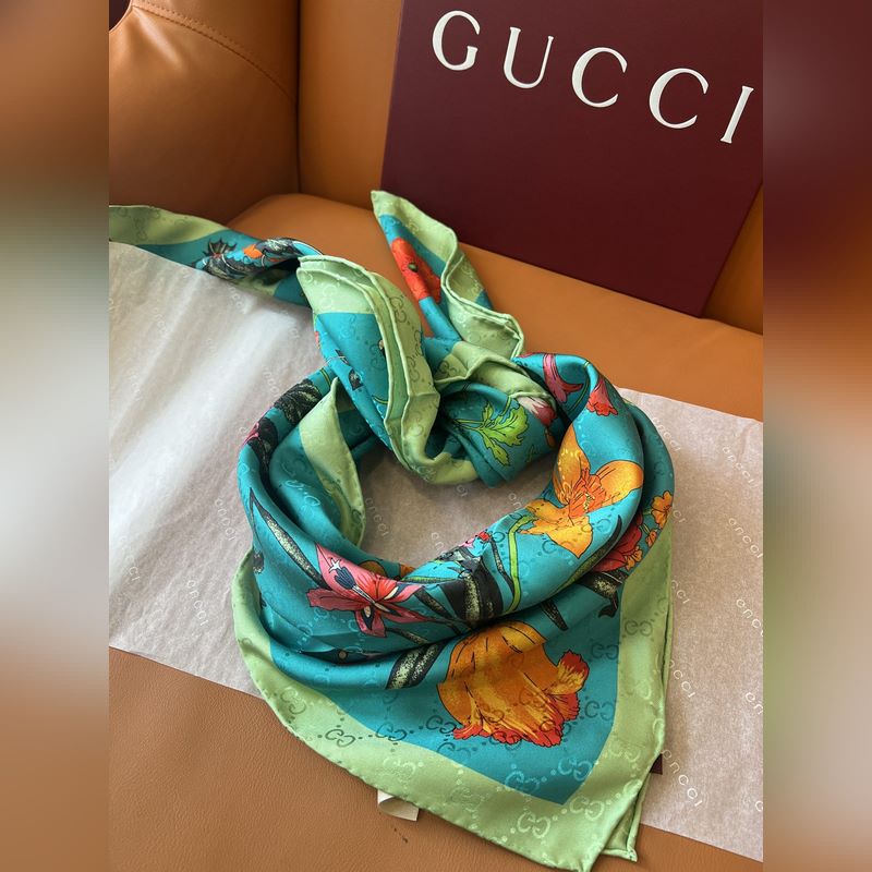 GG提花的織紋，配備經(jīng)典的Gucci Flora花卉印花，那是再好不過的搭配，跨