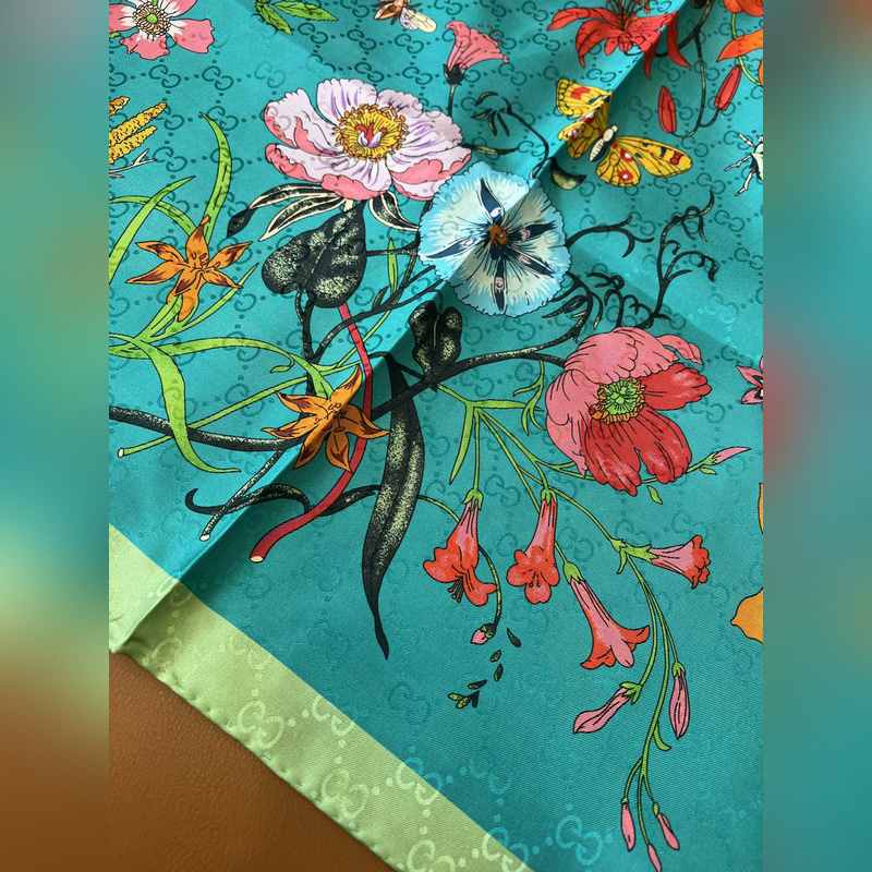 GG提花的織紋，配備經(jīng)典的Gucci Flora花卉印花，那是再好不過的搭配，跨