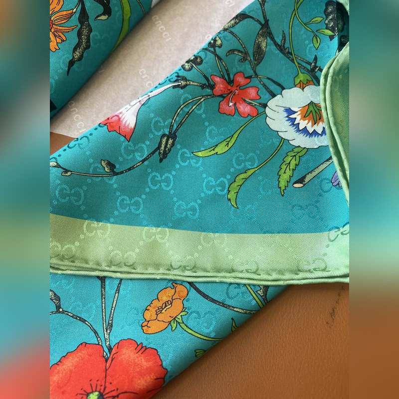 GG提花的織紋，配備經(jīng)典的Gucci Flora花卉印花，那是再好不過的搭配，跨