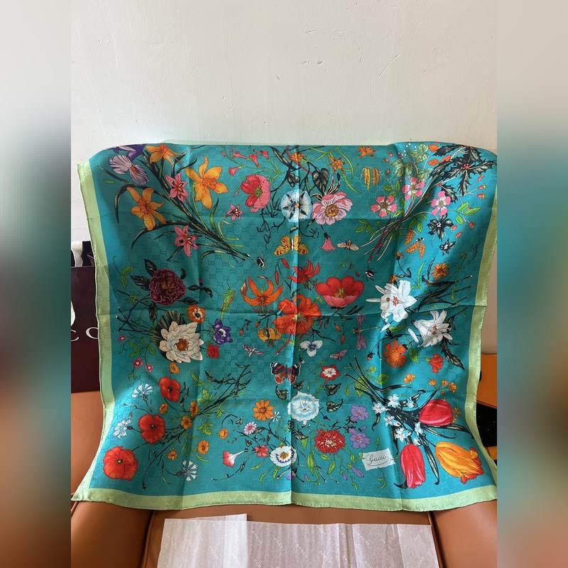 GG提花的織紋，配備經(jīng)典的Gucci Flora花卉印花，那是再好不過的搭配，跨