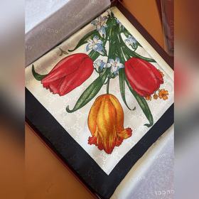 GG提花的織紋，配備經(jīng)典的Gucci Flora花卉印花，那是再好不過的搭配，跨