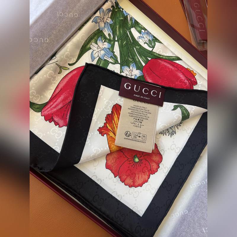 GG提花的織紋，配備經典的Gucci Flora花卉印花，那是再好不過的搭配，跨