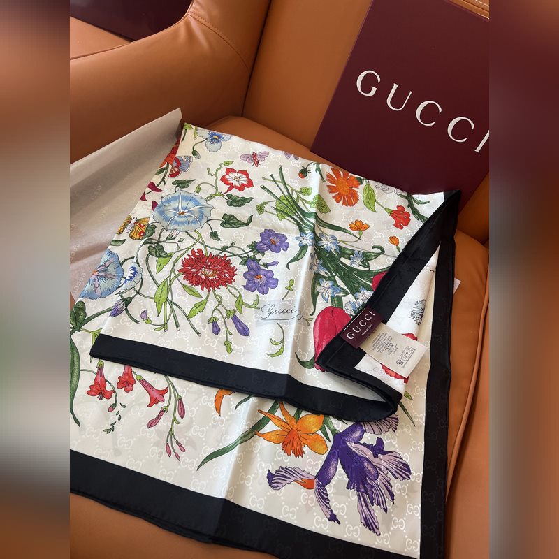 GG提花的織紋，配備經典的Gucci Flora花卉印花，那是再好不過的搭配，跨