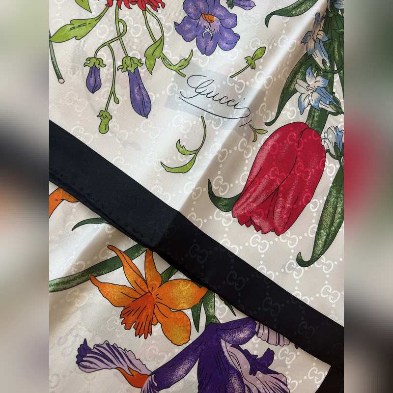 GG提花的織紋，配備經典的Gucci Flora花卉印花，那是再好不過的搭配，跨