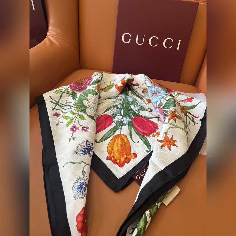 GG提花的織紋，配備經典的Gucci Flora花卉印花，那是再好不過的搭配，跨