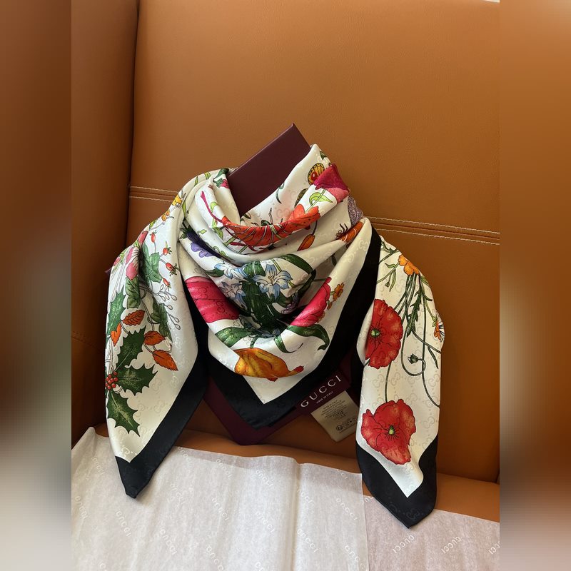 GG提花的織紋，配備經典的Gucci Flora花卉印花，那是再好不過的搭配，跨