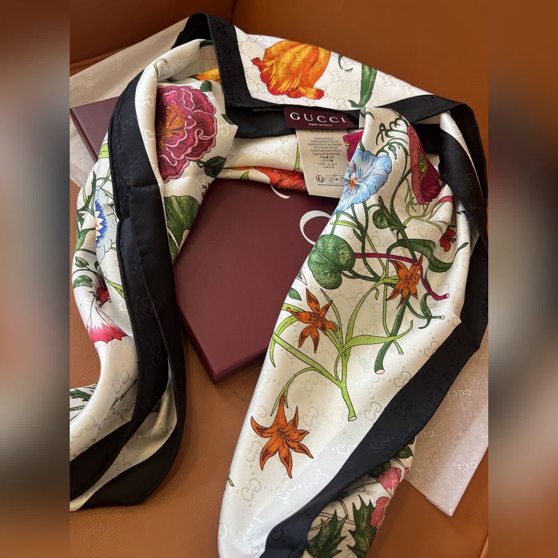 GG提花的織紋，配備經典的Gucci Flora花卉印花，那是再好不過的搭配，跨