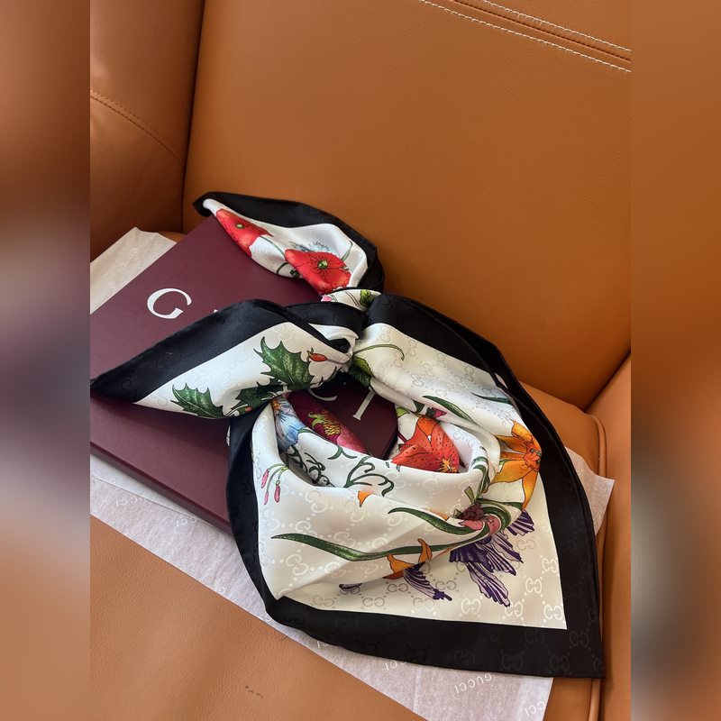 GG提花的織紋，配備經典的Gucci Flora花卉印花，那是再好不過的搭配，跨