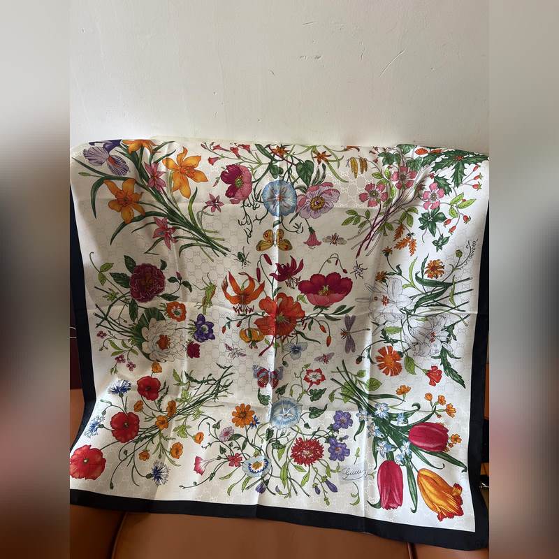 GG提花的織紋，配備經典的Gucci Flora花卉印花，那是再好不過的搭配，跨