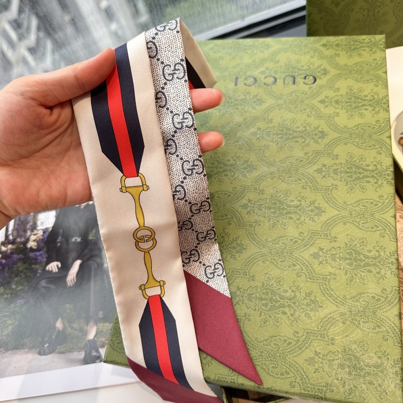 Gucci古馳twilly絲巾，皮帶金鎖 GG字母款式經(jīng)典，造型修長，兩端尖角設