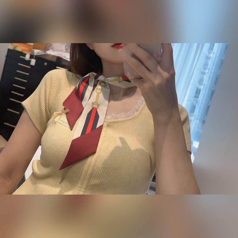 Gucci古馳twilly絲巾，皮帶金鎖 GG字母款式經(jīng)典，造型修長，兩端尖角設