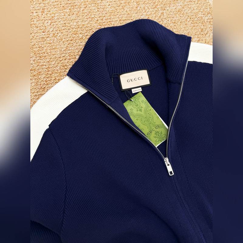 Gucci 學院風開衫毛衫外套、紗線采用100純棉，克重高達1100克，工藝複雜