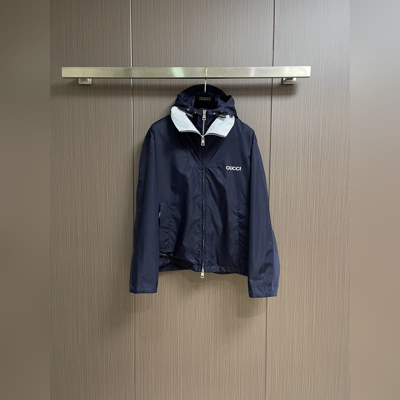 Gucci飾貼飾斜紋尼龍夾克z，選用100 錦綸纖維緊密編織而成的藍色密織斜紋尼