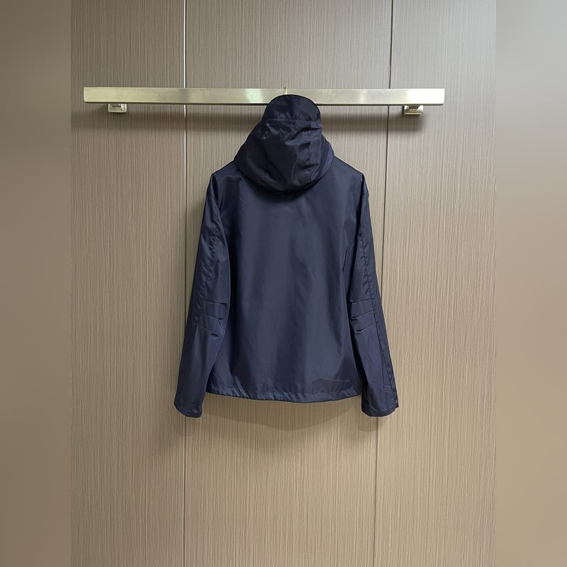 Gucci飾貼飾斜紋尼龍夾克z，選用100 錦綸纖維緊密編織而成的藍色密織斜紋尼