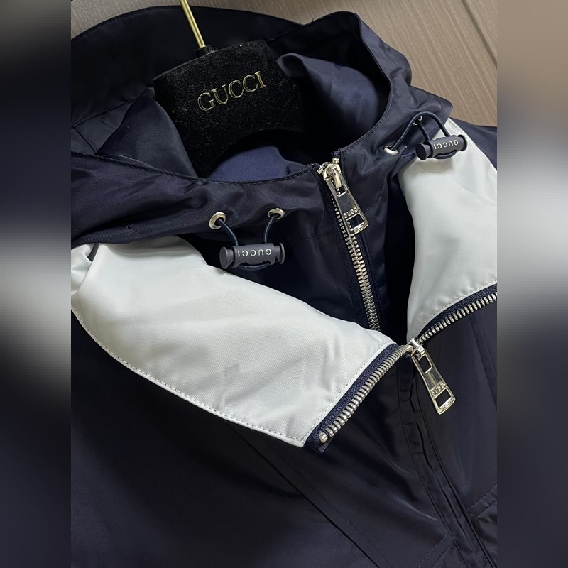 Gucci飾貼飾斜紋尼龍夾克z，選用100 錦綸纖維緊密編織而成的藍色密織斜紋尼